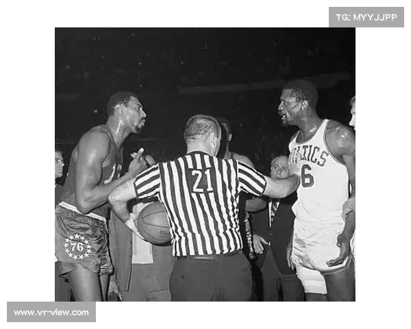 张伯伦在场上位置分析与技巧解析 探讨其多面手角色与技术特点